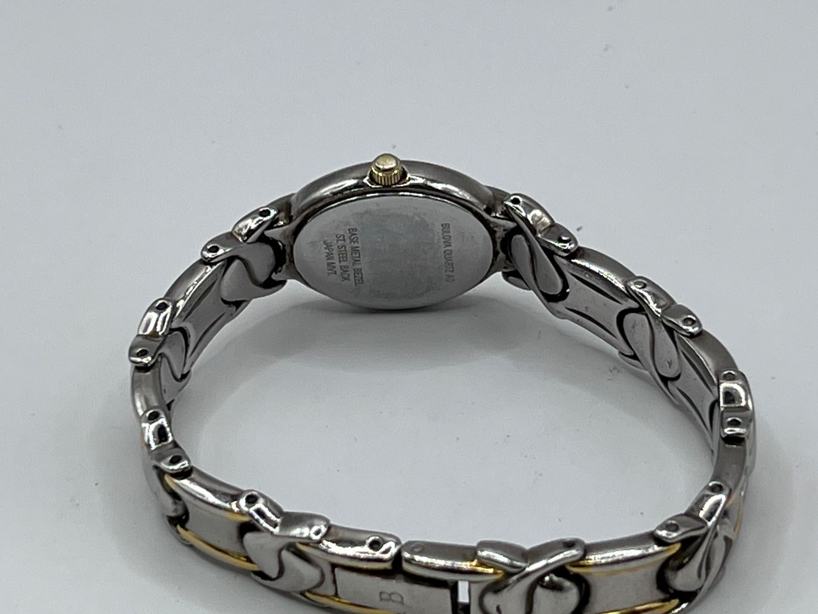 Bulova Oval Elegance Two-Tone Bangle - Imagen 3