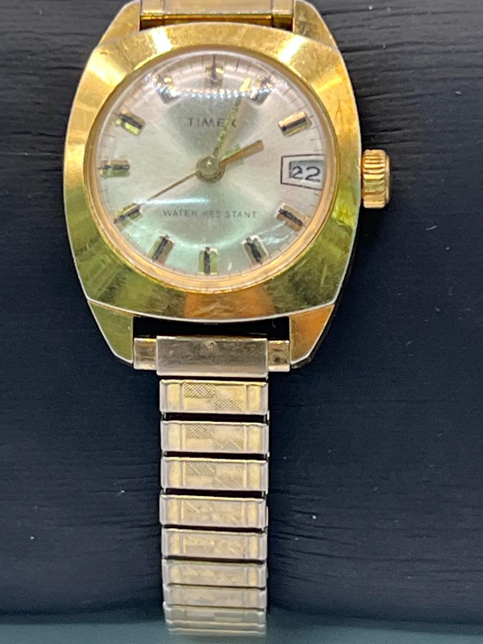 Timex Vintage Cushion Case Mechanical Gold Tone Watch - Imagen 4