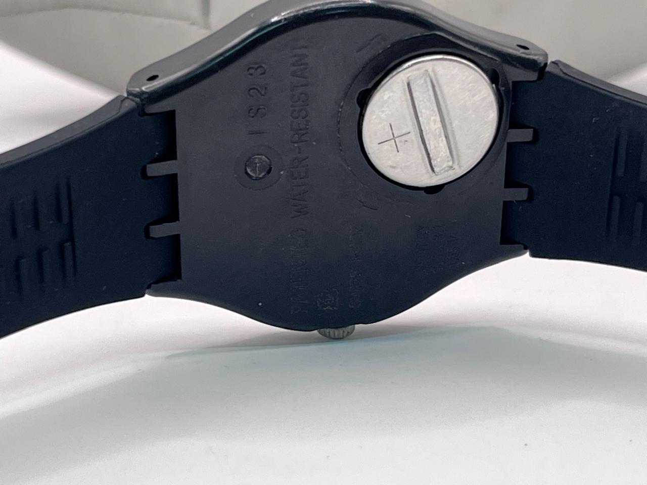 Swatch Originals Red Sunday Day-Date Black Watch GB750 - Imagen 4