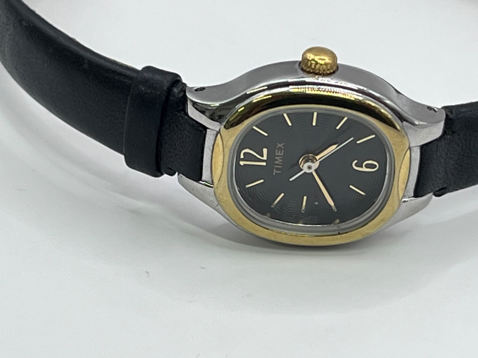 Timex Women's Oval Two-Tone Black Leather Watch TW019HL11 - Imagen 4