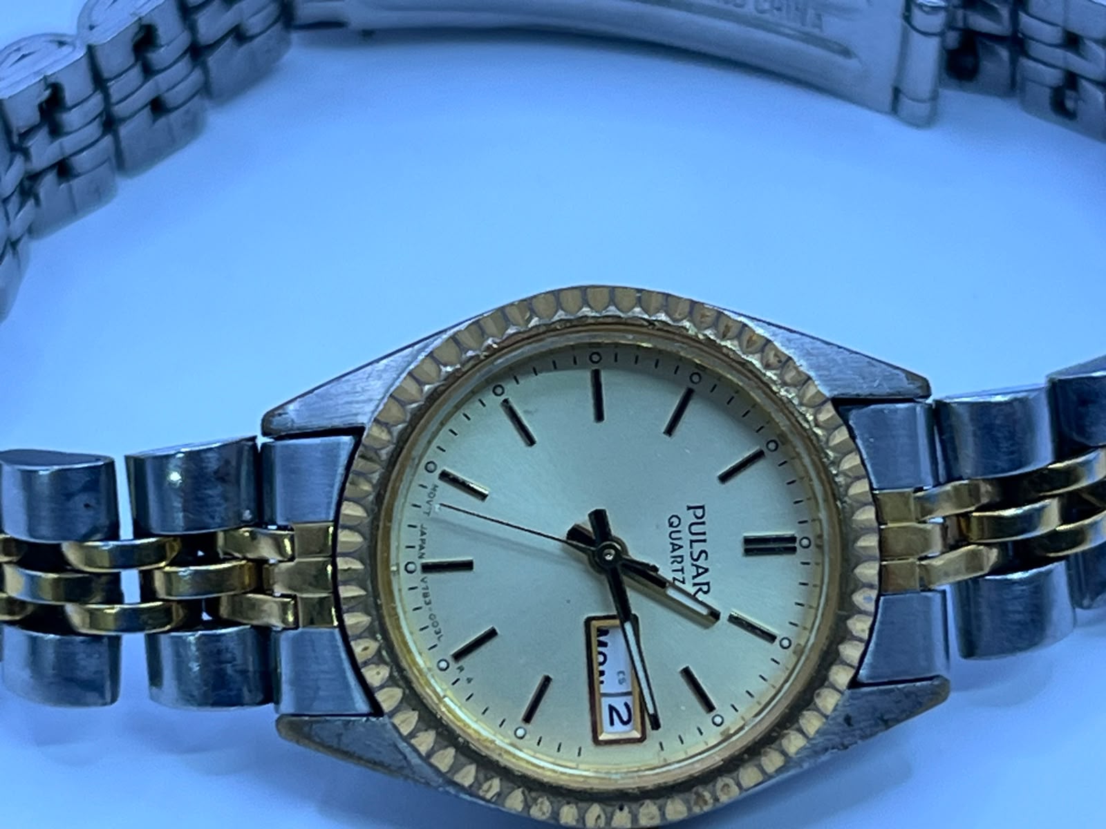 Pulsar Quartz de dos tonos