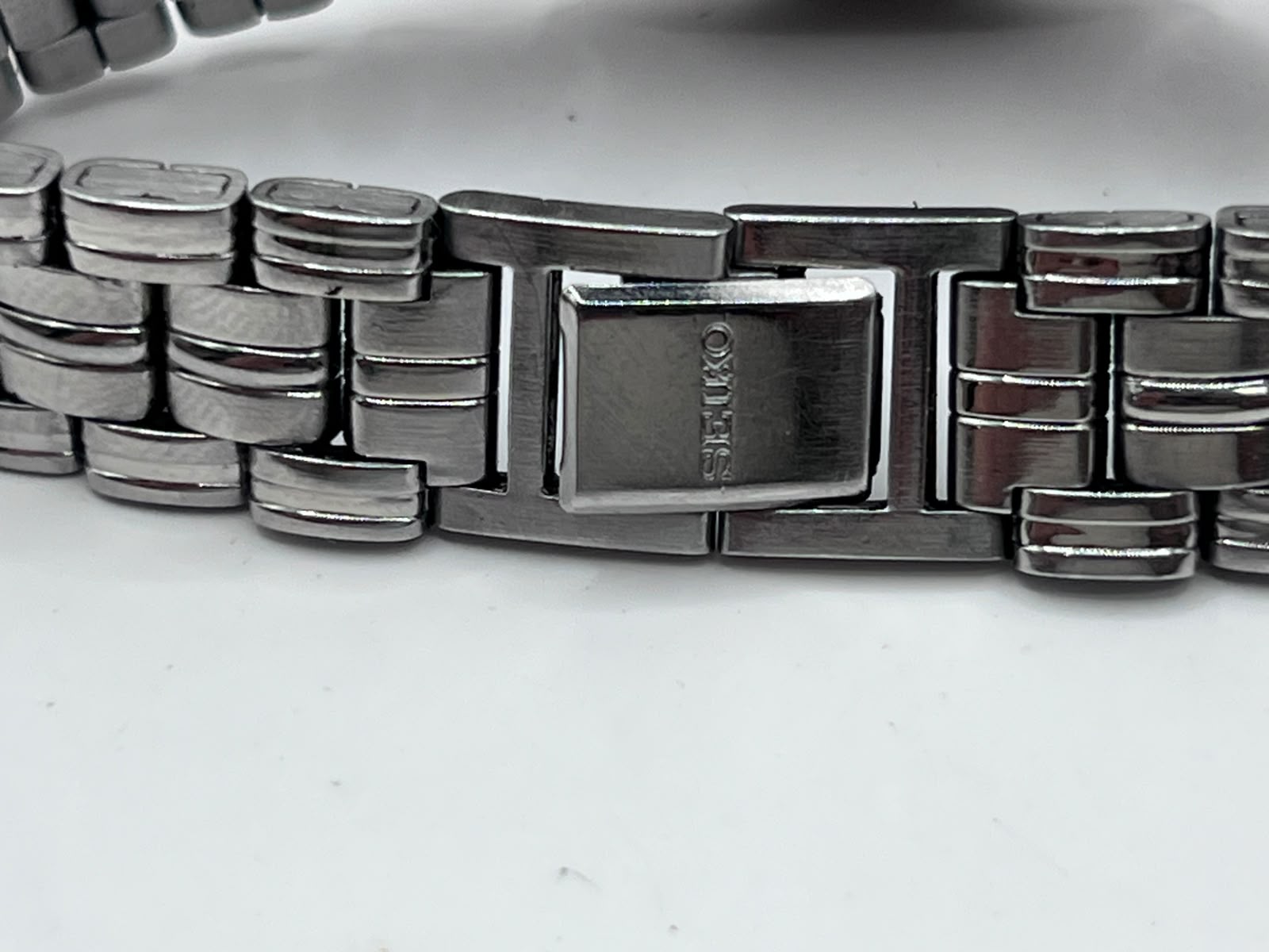 Seiko Quartz Ladies Two-Tone Roman Numeral (1N01-0D70) - Imagen 4