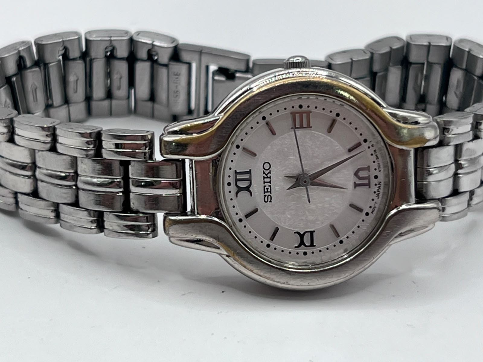 Seiko Quartz Ladies Two-Tone Roman Numeral (1N01-0D70) - Imagen 6