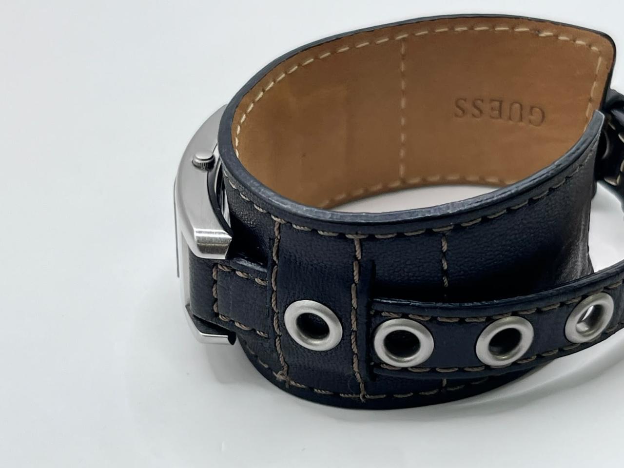 GUESS Vintage Cuff Watch - Imagen 4