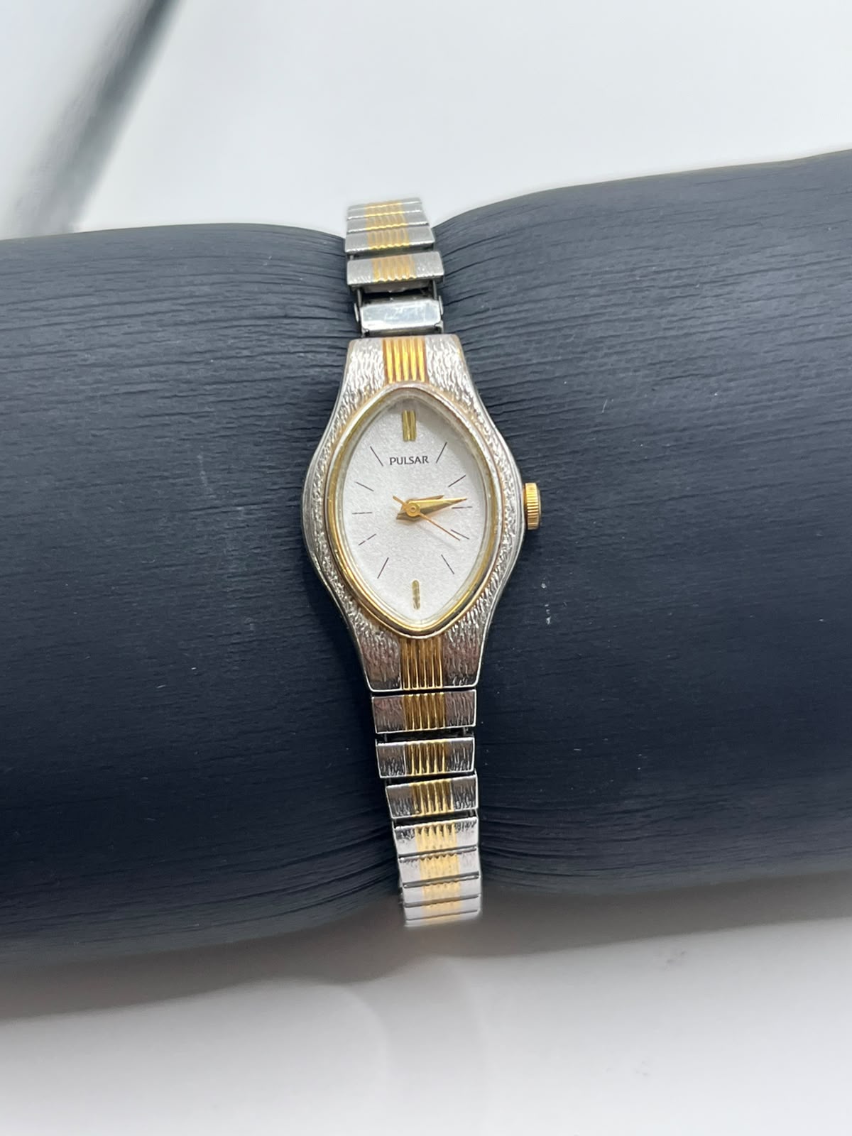Pulsar Quartz Vintage Oval Two-Tone (Maquinaria calibre V811-X031) - Imagen 3